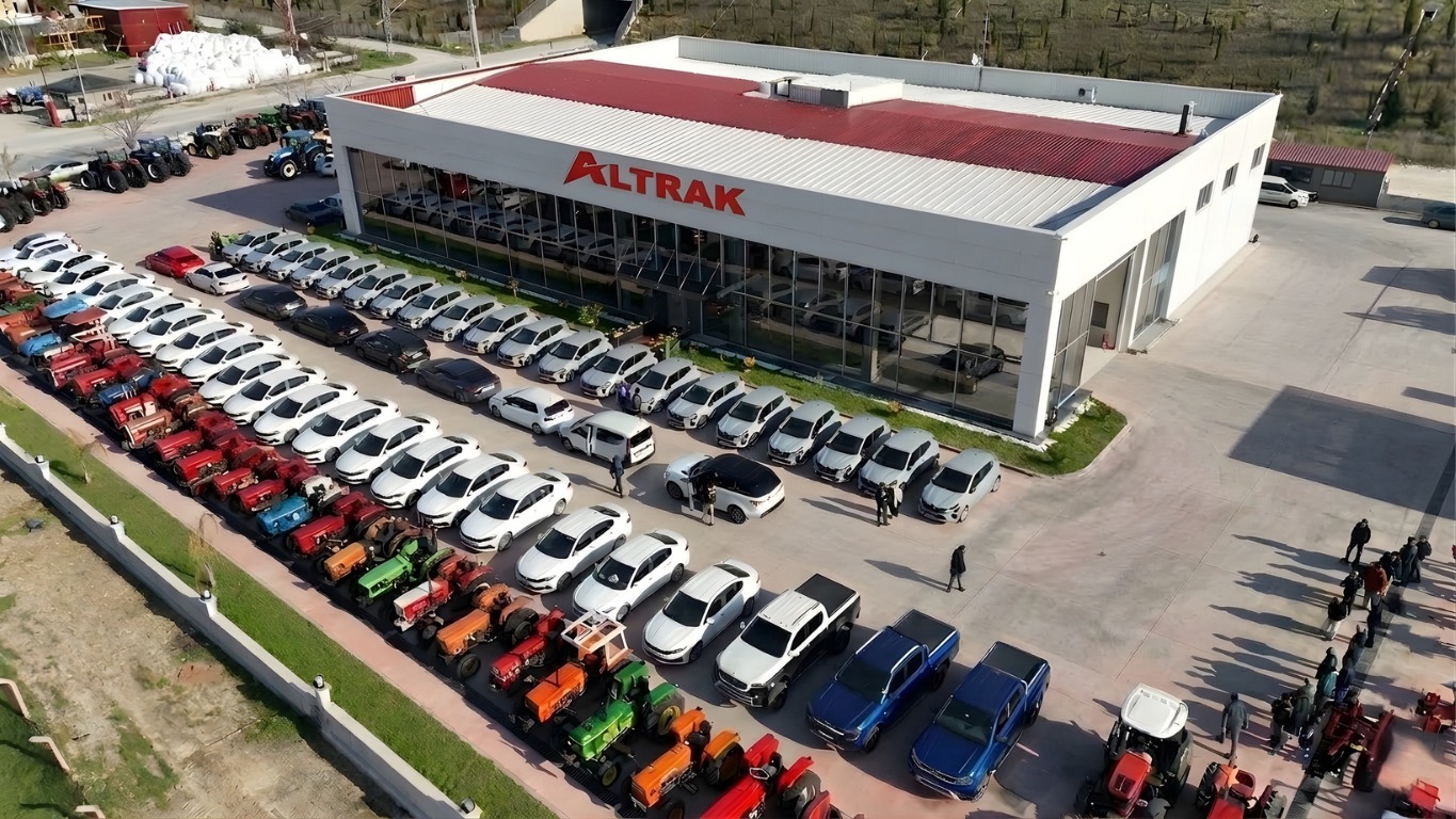 Altrak Otomotiv — İkinci el traktör ve otomobil satış sahası, Kırkağaç Manisa